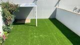 Creare un’oasi verde con l’erba sintetica in terrazzo