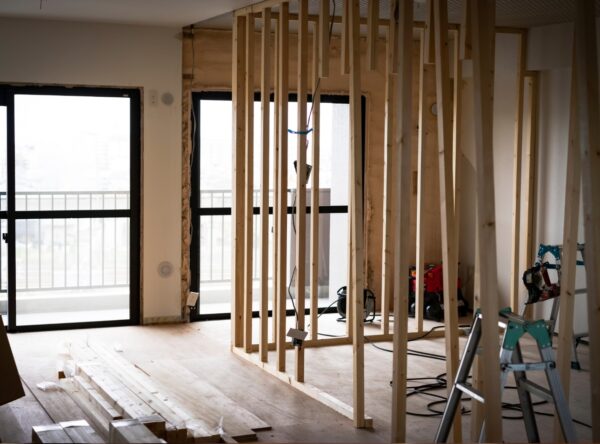 Lavori di ristrutturazione in condominio e danni al vicino: quando spetta il risarcimento?