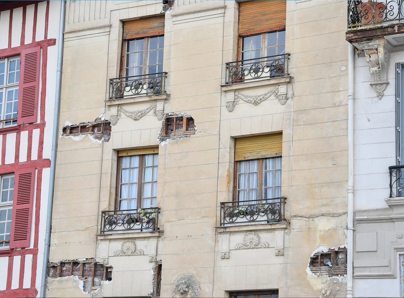 Caduta di calcinacci dal condominio: chi è responsabile?