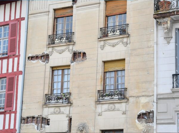 Caduta di calcinacci dal condominio: chi è responsabile?