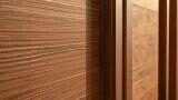 Rinnovare una porta interna con pellicole adesive effetto legno
