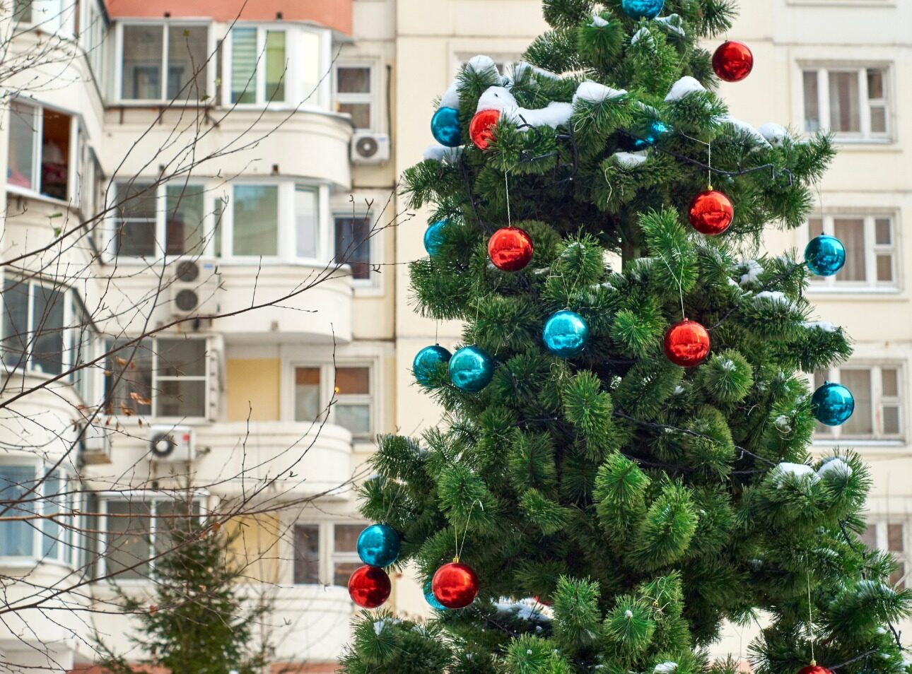 Decorazioni natalizie nelle parti comuni del condominio: quali sono le regole?