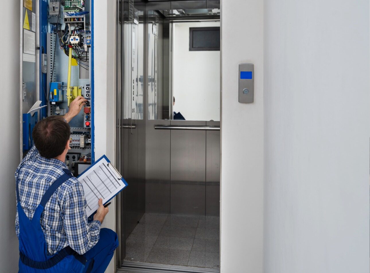 Installazione di un ascensore in condominio: quando è legittima la riduzione del vano scale?