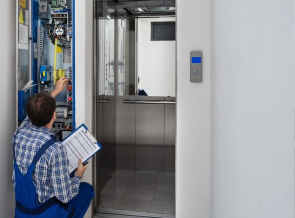 Installazione di un ascensore in condominio: quando è legittima la riduzione del vano scale?