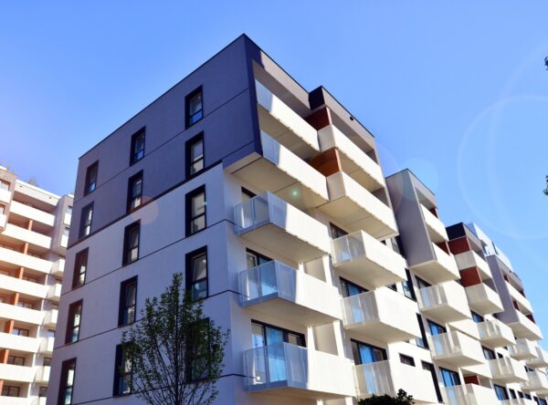 Apertura di una finestra sulla facciata condominiale: quali sono le regole e i limiti?