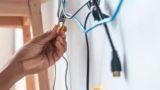 Cavi e prese in soggiorno: gestirli in sicurezza quando in inverno aumentano i dispositivi elettrici