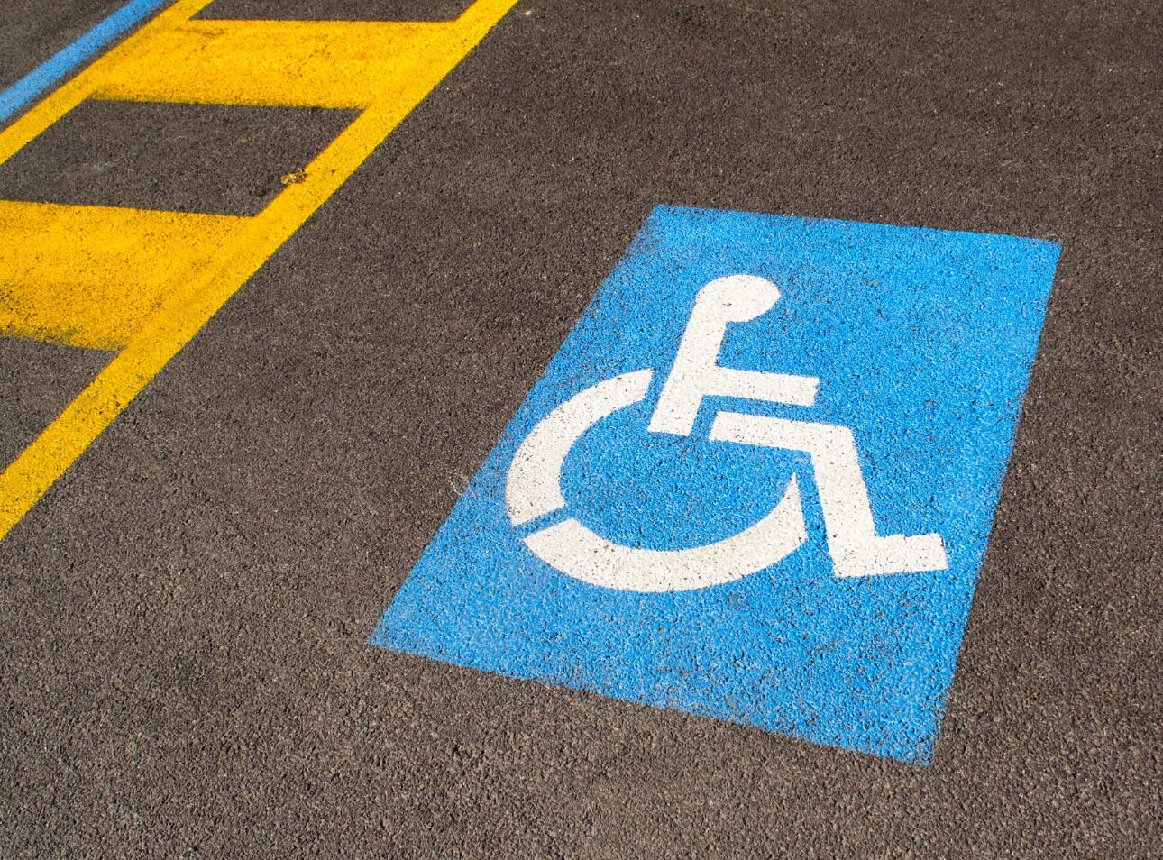 Condomino disabile e diritto al parcheggio riservato in condominio