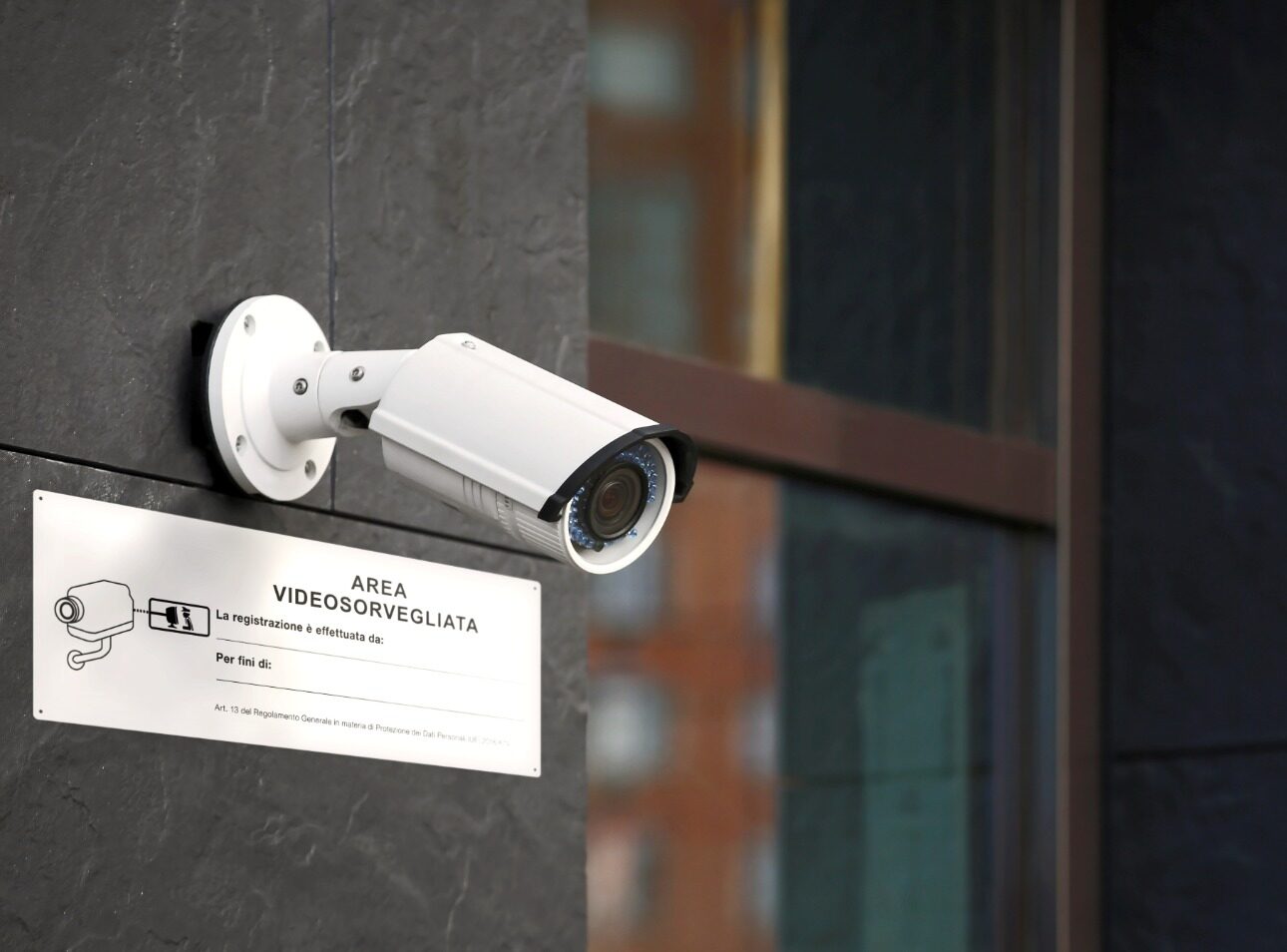 Installazione di un impianto di videosorveglianza in condominio: quale maggioranza serve per la delibera assembleare?