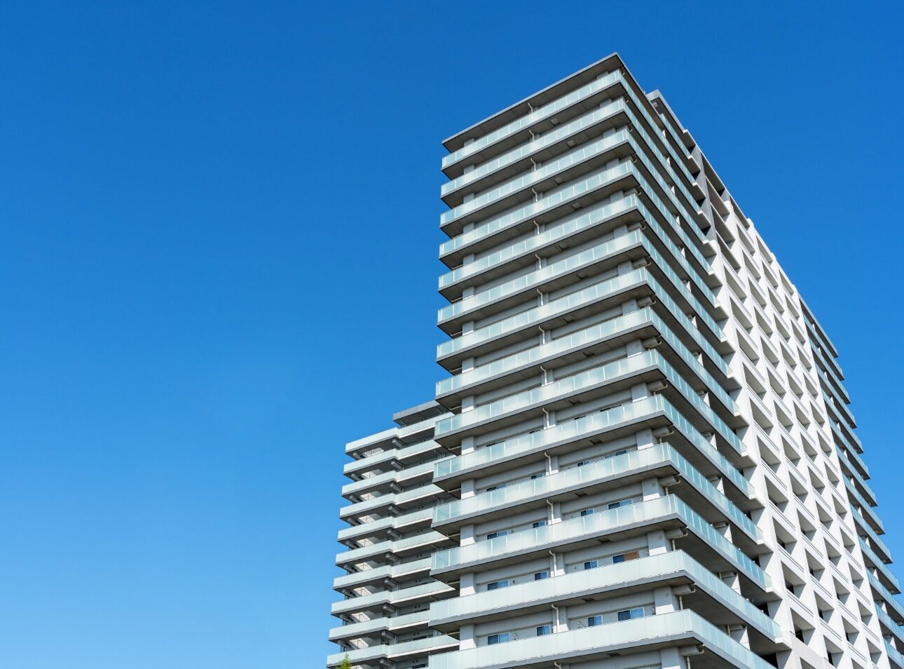 Condòmini morosi: chi deve comunicare i nominativi ai fornitori?