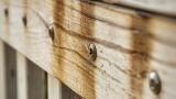 Macchie scure sotto la ringhiera del balcone: cause nascoste e come intervenire