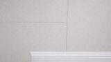 Crepe lineari sui giunti del cartongesso: perché compaiono dopo la pittura