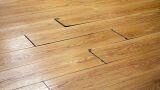 Parquet con bolle o rigonfiamenti: quando è umidità superficiale e quando c’è un problema sotto